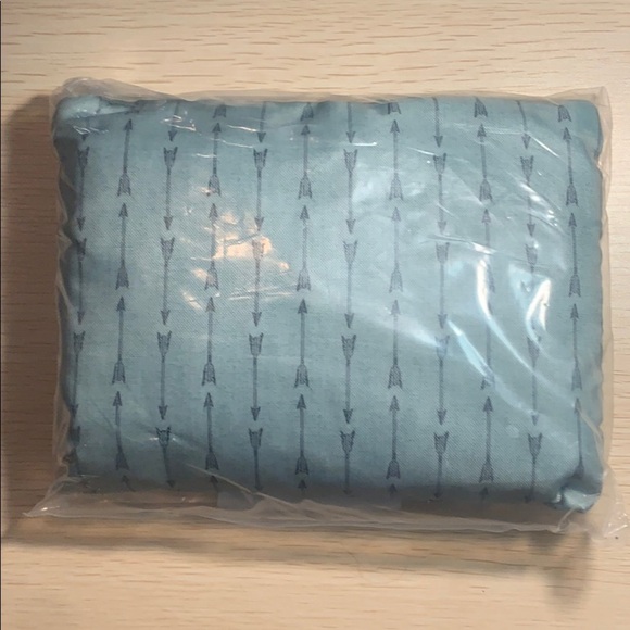 BDG Lightweight Nylon Arrow Print Duffle Bag – Foldable & Travel-Ready - Picture 2 of 6